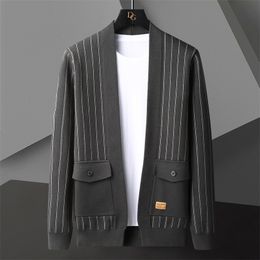 Chandails pour hommes 2023 Automne Hommes Sweter Coréen Pull Manteau Designer Tricot Cardigan Veste Noir Rayé Contraste Patchwork Impression 230904
