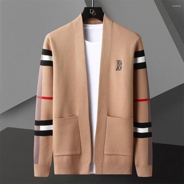 Pulls pour hommes 2023Pocket Hommes Cardigan Marque de mode Automne Hiver Designer Plus Taille Angleterre Style Épissé Couleur Veste en tricot