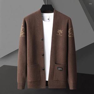 Suéteres para hombres 2023 Primavera y otoño Marca Bolsillo Punto Cardigan High End Moda Casual Exquisito Bordado Mantón Suéter Abrigo