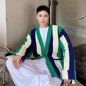 Sweaters voor heren en herfst winter Koreaans verdikte groene streep vest -vesttrui mode hoogwaardige kinttwear met één borsten Kinttwear tops 230815