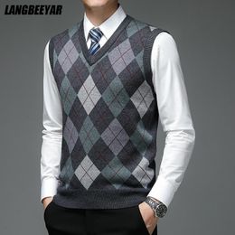 Heren Truien Herfst Mode Ontwerper Merk Argyle Trui Diamant Trui V-hals Gebreid Vest Mannen 6 Wollen Mouwloze Casual Kleding 230711