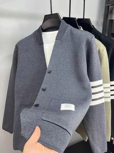 Mannen Truien Designer Fashion Brand Gebreid Vest Trui Sjaal 2024 Herfst Casual Hoogwaardige Eenvoudige Effen Kleur Jas