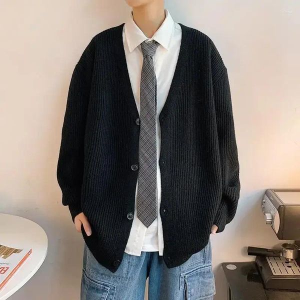 Les pulls masculins tricotés pour les hommes couleur de couleur un homme cardigan blanc plain v cou coton coréen mode 2024 rue automne