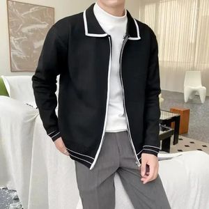 Les pulls masculins tricotés pour les hommes de cardigan épissé des hommes