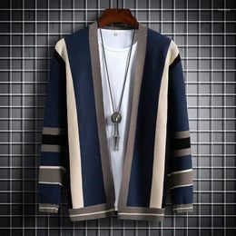 Pulls pour hommes vêtements homme cardigan veste lisse tricotée pour hommes rayés bleu en V manteau de cou mode 2024 cavaliers de vente décontractés une maléberge