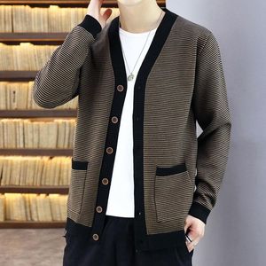 Heren truien mannen klassieke streep vneck gebreide button omhoog vestiging Koreaanse mode mannelijke trui comfortabele casual jas kleding d16men's