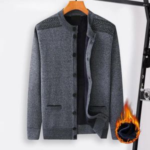 Pulls pour hommes Cardigan de couleur unie Manteau à simple boutonnage d'âge moyen épais tricoté avec poches veste d'hiver chaude pour l'automne