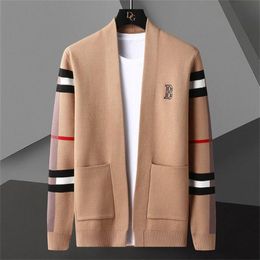 Suéteres para hombres Grado superior Otoño Invierno Diseñador Moda Punto Cardigans Suéter Hombres Casual Abrigos de moda Chaqueta Ropa