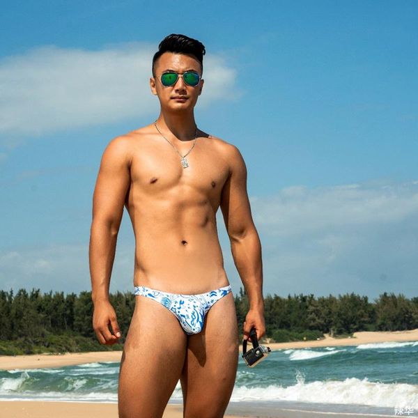 Traje de baño para hombre, bañadores con estampado azul y blanco, bañadores 2022 para hombre, pantalones cortos de playa, calzoncillos para surf, bañadores sexis ajustados de espera baja, Bikinis para nadar para gais SungaMen's