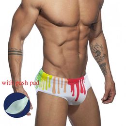 Heren Swimwear Europese en Amerikaanse nieuwe mannen Rainbow Print Summer Fashion Sexy Low Taille Beach Swimming Resort String Shorts J220913