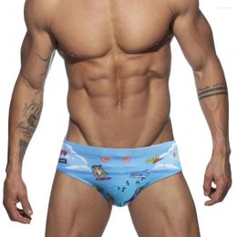 Traje de baño para hombres Calzoncillos con estampado de dibujos animados divertidos con / sin almohadilla de esponja Sexy Bikini de cintura baja para adultos Vendaje dentro de la moda 2024