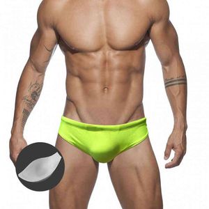 Traje de baño para hombres Hombres con almohadilla de empuje Nuevo Color sólido Triángulo brillante Pantalones cortos de natación Europa América Sexy Cintura baja Verano Playa Surf Bikini de secado rápido J220913