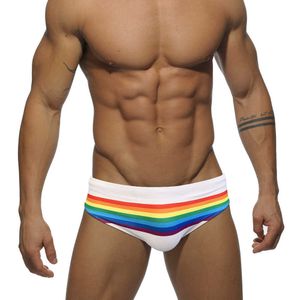 Trajes de baño para hombres Sexy Rainbow Rayed Swim Respets European American Fashion Men Swimwear Rápido Natación seca Swimsuit Sports Surf Shorts J220913