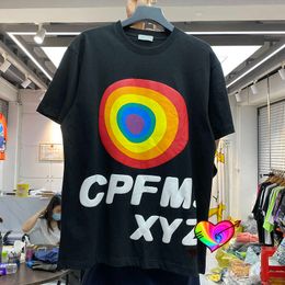 Camisetas para hombres 2021 CPFM XYZ Hombres Mujeres Rainbow Love en el rally CPFM CACTUS PLANT FLEA MARKET Tops Manga corta