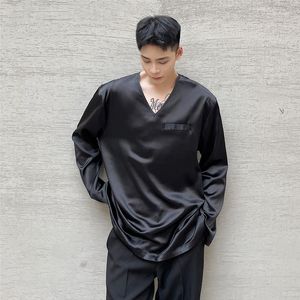 T-shirts pour hommes 2021 Tendance de la mode Col V Épaulière T-shirt à manches longues Mâle Coréen Satin Rétro Base Chemise Casual Tshirt Tee Tops