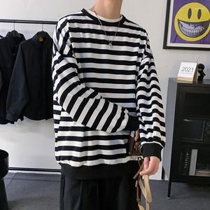 T-shirt da uomo 2023 T-shirt a maniche lunghe a righe sottili autunno inverno stile coreano vestiti alla moda per adolescenti tutti i giorni versatili top da uomo oversize