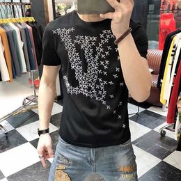 Diseñador de camisetas para hombres Verano nueva luz de lujo Productos europeos taladro en caliente camiseta de manga corta marca de moda para hombres elástico delgado ins camisa pequeña neta roja slim fit mitad J786