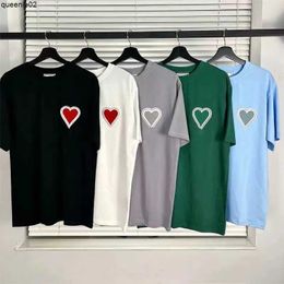 T-shirts pour hommes Designer T-shirt Summer Mens Top Femmes manches courtes Marque de mode T-shirt de luxe un T-shirt imprimé Casual Heart Scoop Neck Hommes Femmes Top Eq8o