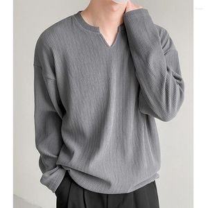 T-shirts pour hommes automne lâche rayé col en V à manches longues hommes mode plissée tout-match vintage surdimensionné solide vêtements noir blanc gris