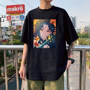 Camisetas para hombre Harajuku Genshin Impact Xiao Cool camiseta verano Streetwear Kawaii dibujos animados Morax y Qiqi gráficos de gran tamaño cuello redondo corto