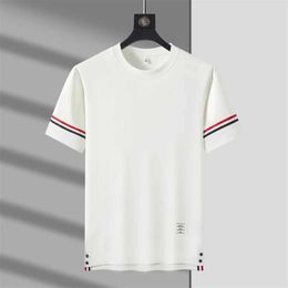 T-shirts masculins T-shirt de marque de luxe haut de gamme 2024Summer Ribbon broderie demi-manches coréen l'ourlet de mode Split Simplicité Cool Mens Wear J240523