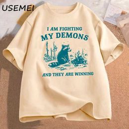 T-shirts masculins Je suis au combat avec mon T-shirt de mème de raton laveur de démon.T-shirt imprimé graphique intéressant à la mode Harajuku rétro Cotton Top Q240514