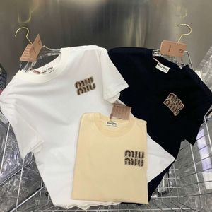 T-shirts voor heren MM Familie 24SS Nieuw T-shirt met korte mouwen met kralenbrief borduurwerk op de borst, modieus en veelzijdig, eenvoudig T-shirt voor casual mouwen voor vrouwen