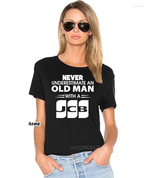 Les t-shirts pour hommes ne sous-estiment jamais un vieil homme avec un conducteur de voiture de tracteur JCB Funny Mens Shirt Summer Fashion Tee