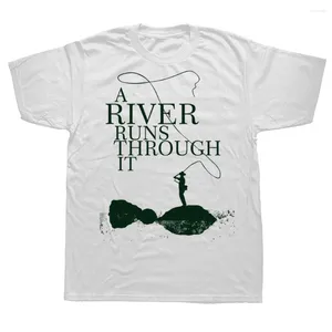 T-shirts pour hommes Nouveauté Une rivière traverse la chemise de pêche à la mouche Truite Graphique Streetwear Manches courtes Pêcheur Cadeaux T-shirt Vêtements pour hommes