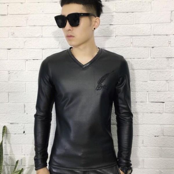 Camisetas para hombre, además de terciopelo grueso, camiseta de cuero PU para hombre, moda coreana delgada, manga larga, marea ajustada, cuello en V, camisa bordada con fondo