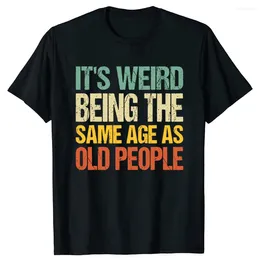 T-shirts pour hommes rétro c'est bizarre d'être le même âge que les personnes âgées T-shirt sarcastique drôle grand-père grand-mère lettres imprimées disant t-shirt graphique