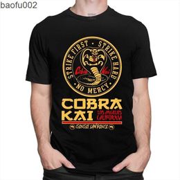 Camisetas para hombres Trendy Cobra Kai Hombres Tees The Karate Kid Camiseta masculina Hombre Moda Tops Karate Kid Strike First Strike Hard No Mercy Masculinas W0224