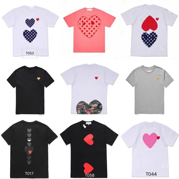 2024 Mode Hommes Jouer T-shirt Garcons Designer Chemises Rouge Commes Coeur Casual Femmes Des Badge graphique tee coeur derrière la lettre sur la poitrine Cdg broderie à manches courtes hs