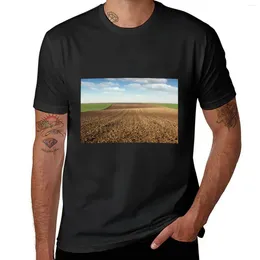 Les débardeurs pour hommes ont labouré le paysage des terres agricoles sur le terrain au printemps t-shirt coutumes graphiques édition garçons blancs t-shirts pack