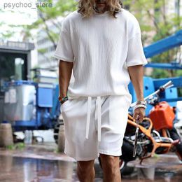 Survêtements pour hommes 2023 Summer Mens Solid Color Loose Casual T-shirt à manches courtes + short élastique de haute qualité Street Wear Two Piece Set Q240314