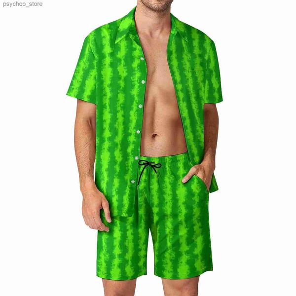 Survêtements pour hommes Ensemble pour hommes à rayures vertes Ensemble de chemise décontractée à imprimé pastèque Ensemble de shorts de plage hawaïens Ensemble graphique d'été Ensemble de vêtements en deux pièces Plus Taille Q240314