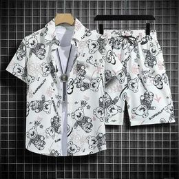 Conjuntos de pistas para hombres Camiseta de playa Hawaiian Mens Holgado Combo de bancos cortos para las vacaciones de viaje de Hainan Cartoon Camisa floral a media solla Tops T240409