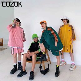 Survêtements pour hommes Mode coréenne Shorts d'été correspondant ensemble femmes décontracté rayé à manches courtes veste à glissière costume femme vêtement de sport costume 2023 Q240314
