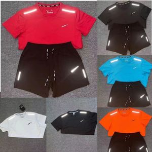 Conjuntos de trajes de pista para hombres Camisetas de chándal de diseñador Shorts de dos piezas Trend de tendencia de tendencia estampada rápida y ropa deportiva transpirable