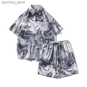 Survêtements pour hommes Été Hommes Deux pièces Tie Dye Chemise surdimensionnée et shorts Mince Soie Plage Voyage Costume Hommes Q240314