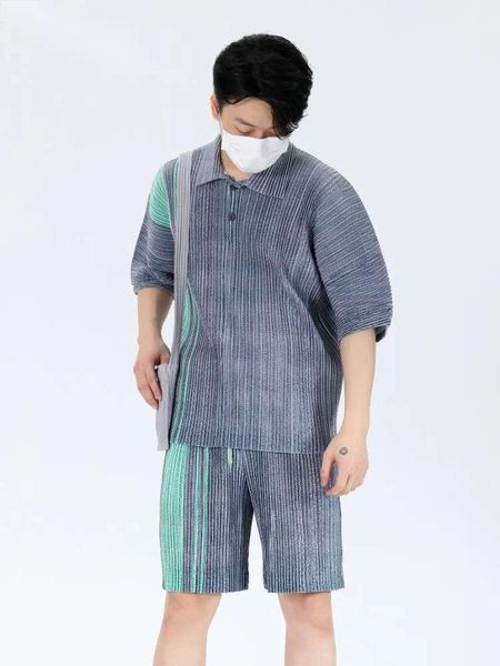 Survêtements pour hommes Yudx Miyake Costume plissé Miyake Pleat Man Casual T-shirt à rayures imprimées à manches courtes Polo Summer Cool Shorts Two Piece Set 389