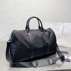 Triple Black Nylon Duffle Bag voor heren - Zakelijke reistas met schouderriem en crossbody messenger -functionaliteit