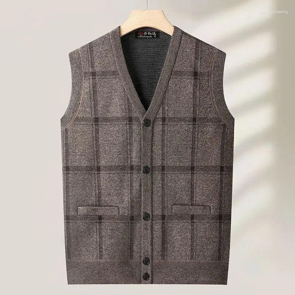 Gilets pour hommes 2024 Mode Automne Hiver Col V Gilet tricoté Mâle Lâche Cardigan Gilet Hommes Plaid Pull Sans Manches Manteaux D666