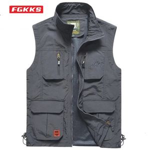 Heren Vesten FGKKS Mannen Mesh Vest Multi Pocket Sneldrogend Mouwloos Jasje Reporter Los Outdoor Casual Dun Vissersvest Mannelijk 230927