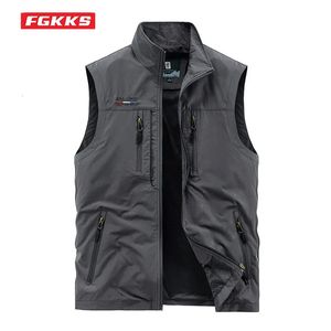 Men's Vests FGKKS Men's Leisure Vest Jacket Solid Color Tooling Style Waistcoat Thin Fishing Hiking Multi-Pocket Casual Loose Vest for Men 231009