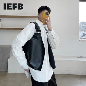 Chalecos para hombres IEFB Wear 2023 Otoño Nicho Diseño PU Cuero Negro Chaleco Japón Coreano Causal Sin mangas Fresco Chaleco Masculino 9Y5430 230225