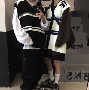 Chalecos de hombre primavera y otoño 2021 versión coreana Ins Retro cuello en V suéter de punto chaleco ropa exterior suelta sin mangas hombres