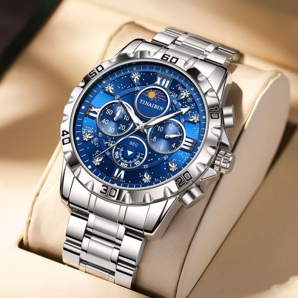 Montre pour Homme Tendance 42 mm Montre à Quartz Mouvement en Acier Inoxydable Trois Aiguilles GMT Deux Places Phase Lunaire Veilleuse étanche Verre minéral Miroir Couronne en Spirale