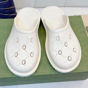 Sandalia plana para hombre y mujer, zapatillas deslizantes perforadas con plataforma blanca, zapatos recortados para la playa de verano, zapatilla hueca tallada, parte inferior de goma NO331