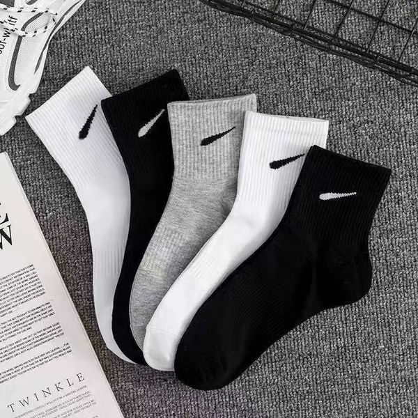 Calcetines para hombre y mujer Calcetines deportivos de diseñador Mechas de algodón puro Gancho Negro Blanco Gris Zapatillas de deporte de color sólido Zapatos de cuero Zapatos casuales con calcetines 1 caja = 5 pares